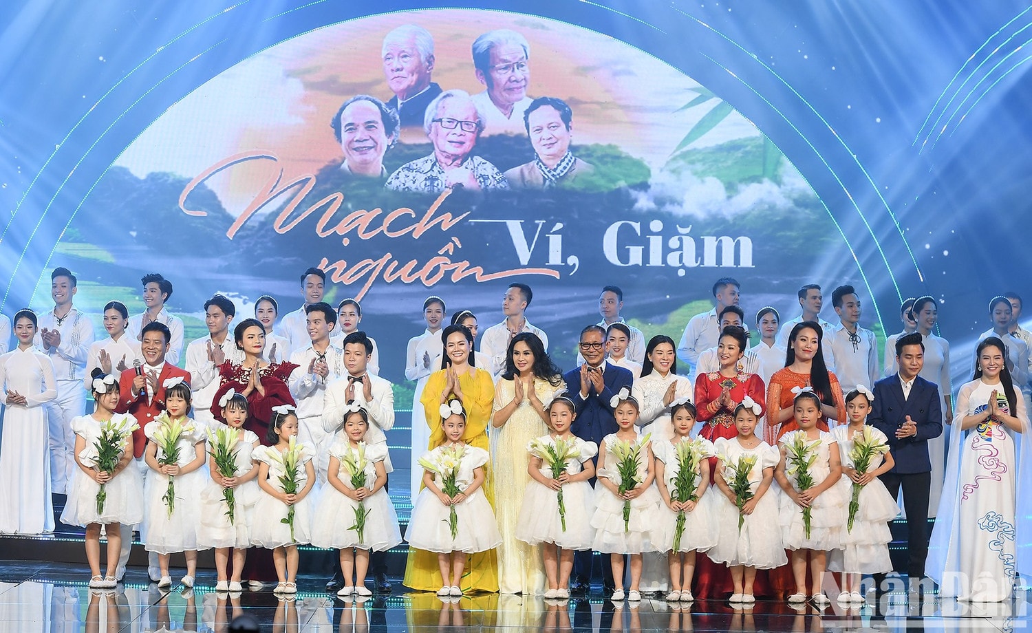 Nguyên Chủ tịch Quốc hội Nguyễn Sinh Hùng tham dự Chương trình nghệ thuật Mạch nguồn ví, giặm