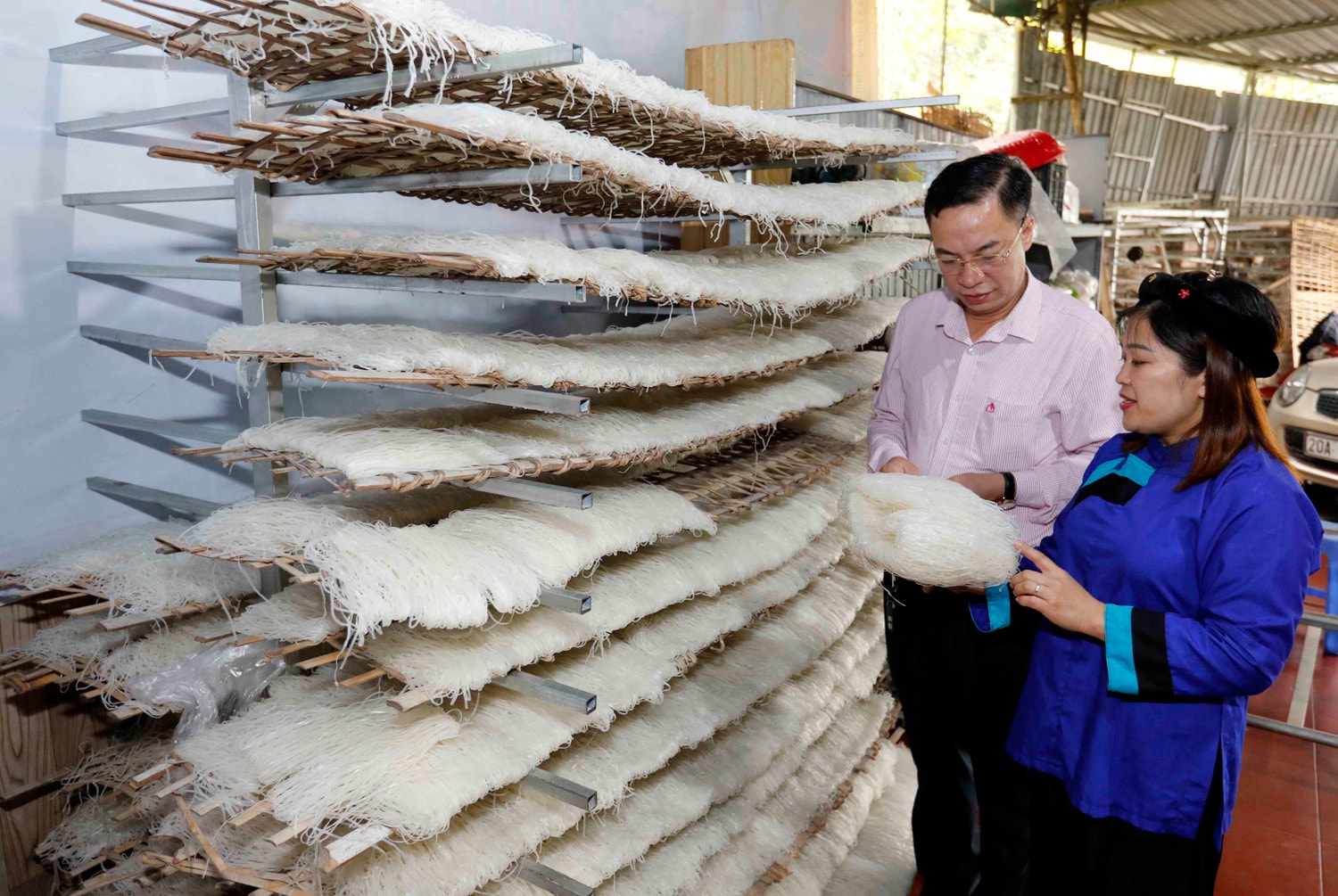 Phó giám đốc NHCSXH tỉnh Hoàng Đình Nhuận thăm, kiểm tra việc sử dụng vốn giải quyết việc làm tại huyện Ngân Sơn. Ảnh: Trần Trung