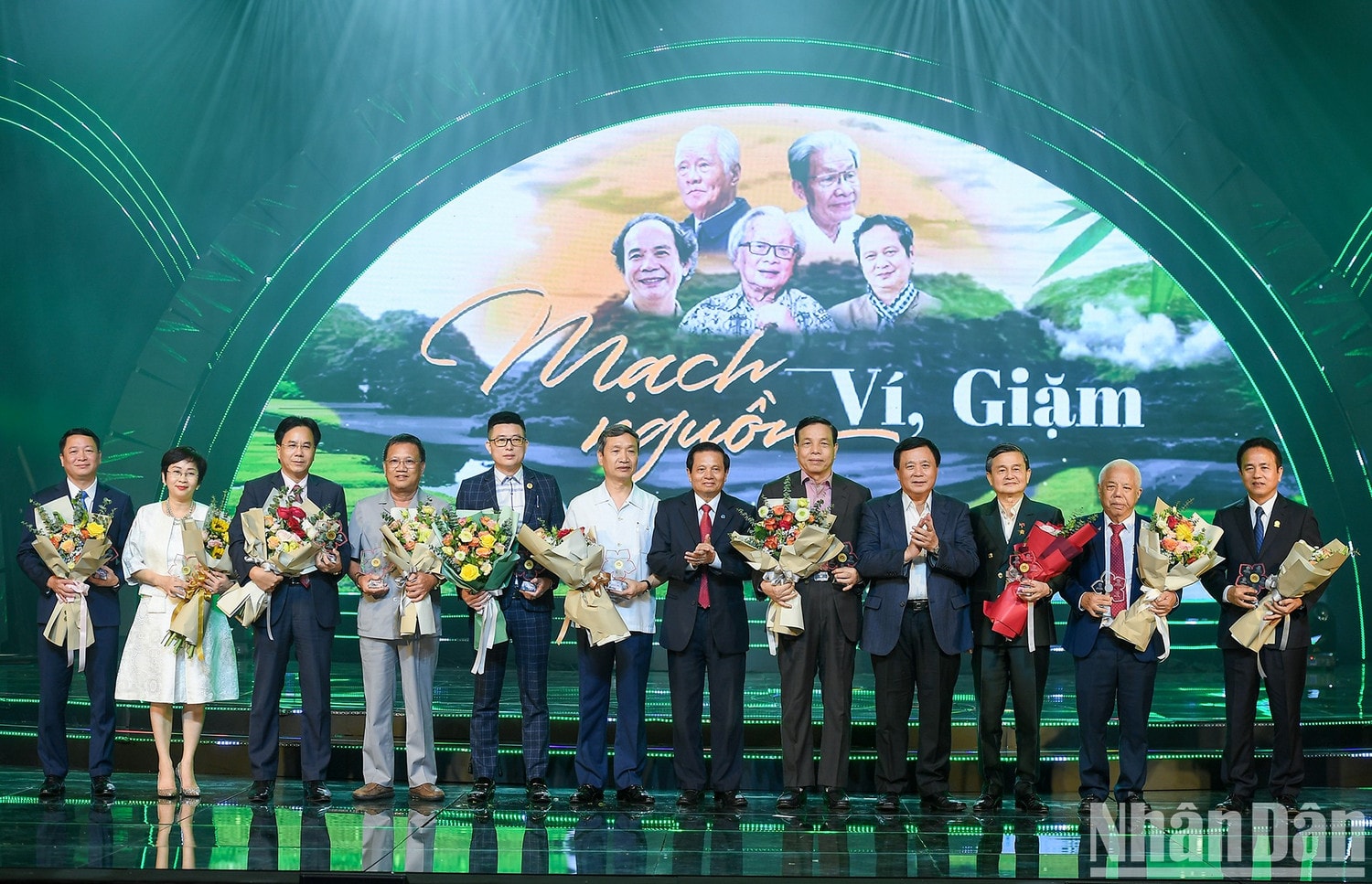 Nguyên Chủ tịch Quốc hội Nguyễn Sinh Hùng tham dự Chương trình nghệ thuật Mạch nguồn ví, giặm