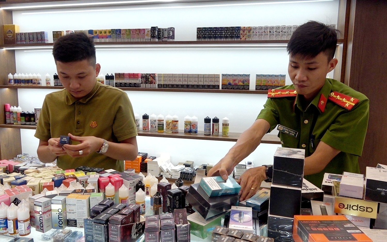 Huế: Tạm giữ hơn 1000 sản phẩm, phụ kiện thuốc lá điện tử 