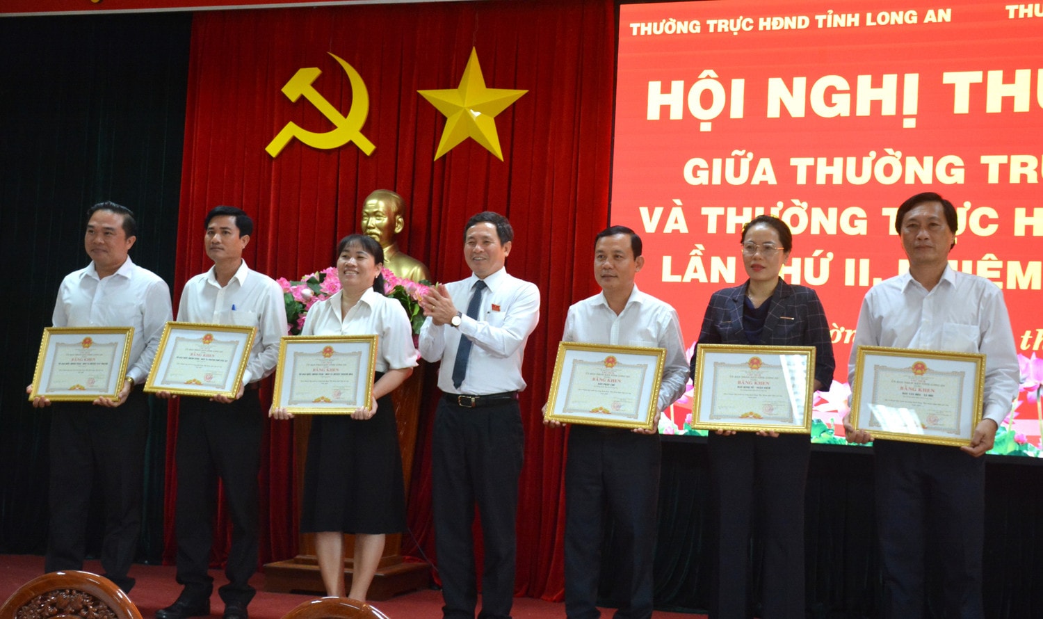 Phó Chủ tịch Thường trực HĐND tỉnh Mai Văn Nhiều trao Bằng khen cho các tập thể có thành tích xuất sắc trong hoạt động HĐND năm 2022