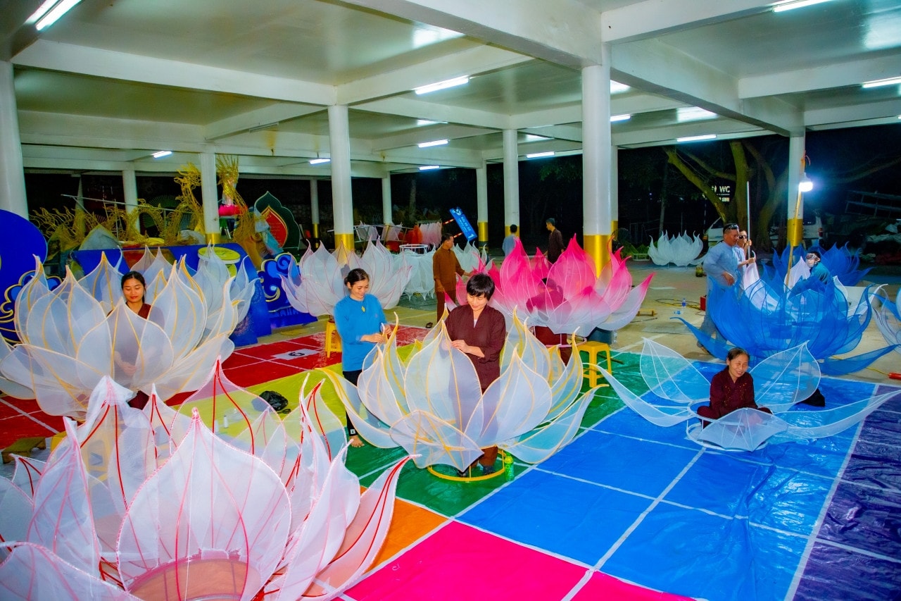 Công tác trang trí khánh tiết chào mừng Đại lễ Phật đản đến thời điểm này đã hoàn tất những phần việc cuối Chùa Ba Vàng tổ chức Đại lễ Phật đản 2023 và khánh thành Tòa giảng đường trên núi lớn nhất thế giới -2