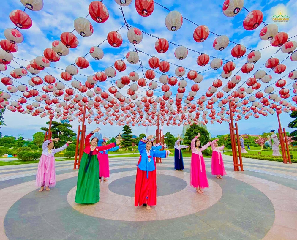 Chùa Ba Vàng tổ chức Đại lễ Phật đản 2023 và khánh thành Tòa giảng đường trên núi lớn nhất thế giới -0