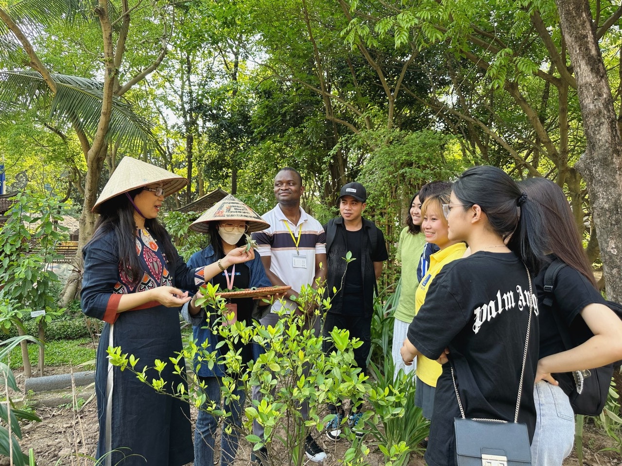7. khách tham quan nghe giới thiệu về cây thuốc nam.jpg -0