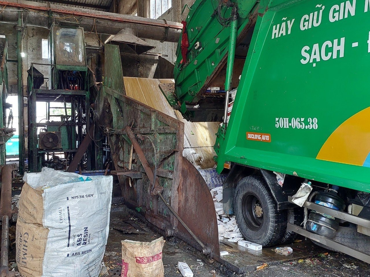 TP. Hồ Chí Minh: Tiêu huỷ gần 42.000 bao thuốc lá nhập lậu -0