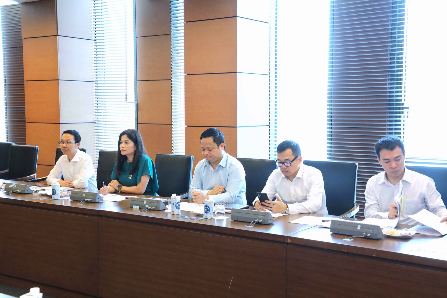 Các đại biểu dự cuộc họp