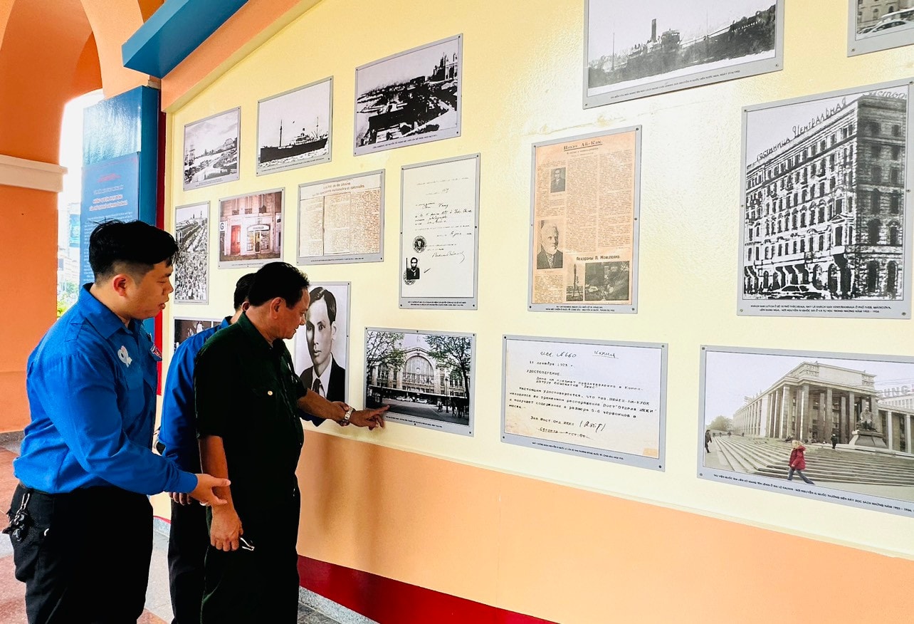 Hình ảnh Bác Hồ tại nơi Người ra đi tìm đường cứu nước 112 năm trước -3