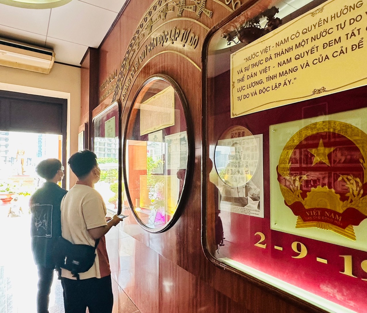 Hình ảnh Bác Hồ tại nơi Người ra đi tìm đường cứu nước 112 năm trước -0