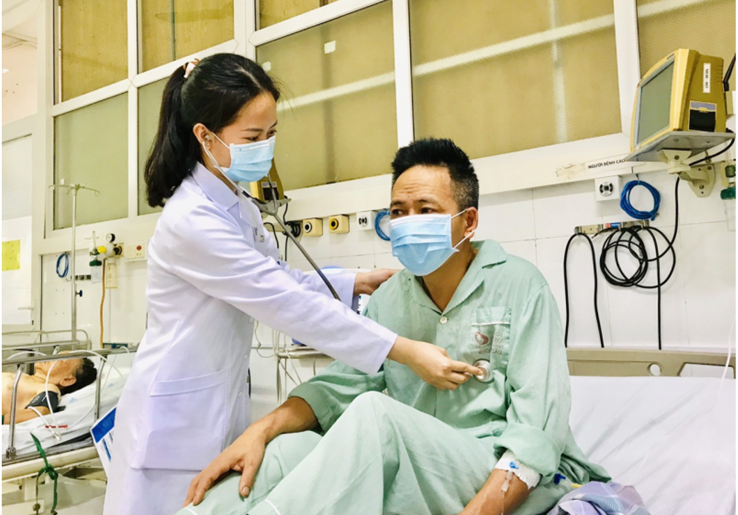 Cấp cứu người đàn ông bị ngộ độc hóa chất tẩy rửa -0