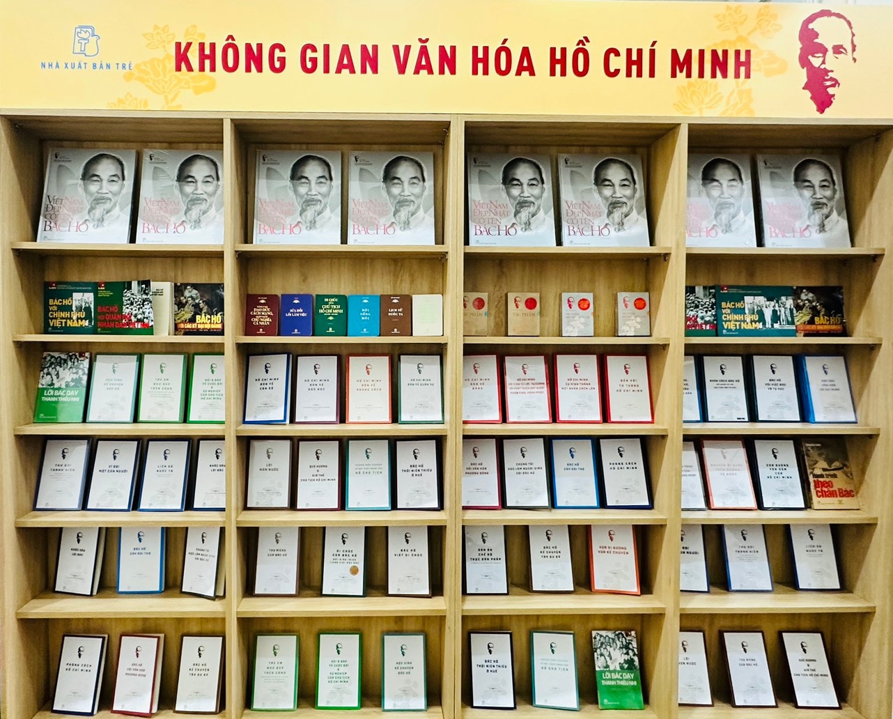 Hình ảnh Bác Hồ tại nơi Người ra đi tìm đường cứu nước 112 năm trước -0