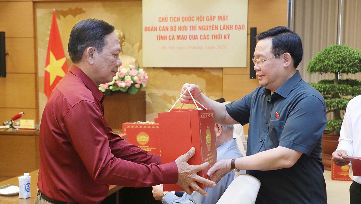 Chủ tịch Quốc hội Vương Đình Huệ gặp mặt nguyên lãnh đạo tỉnh Cà Mau -0