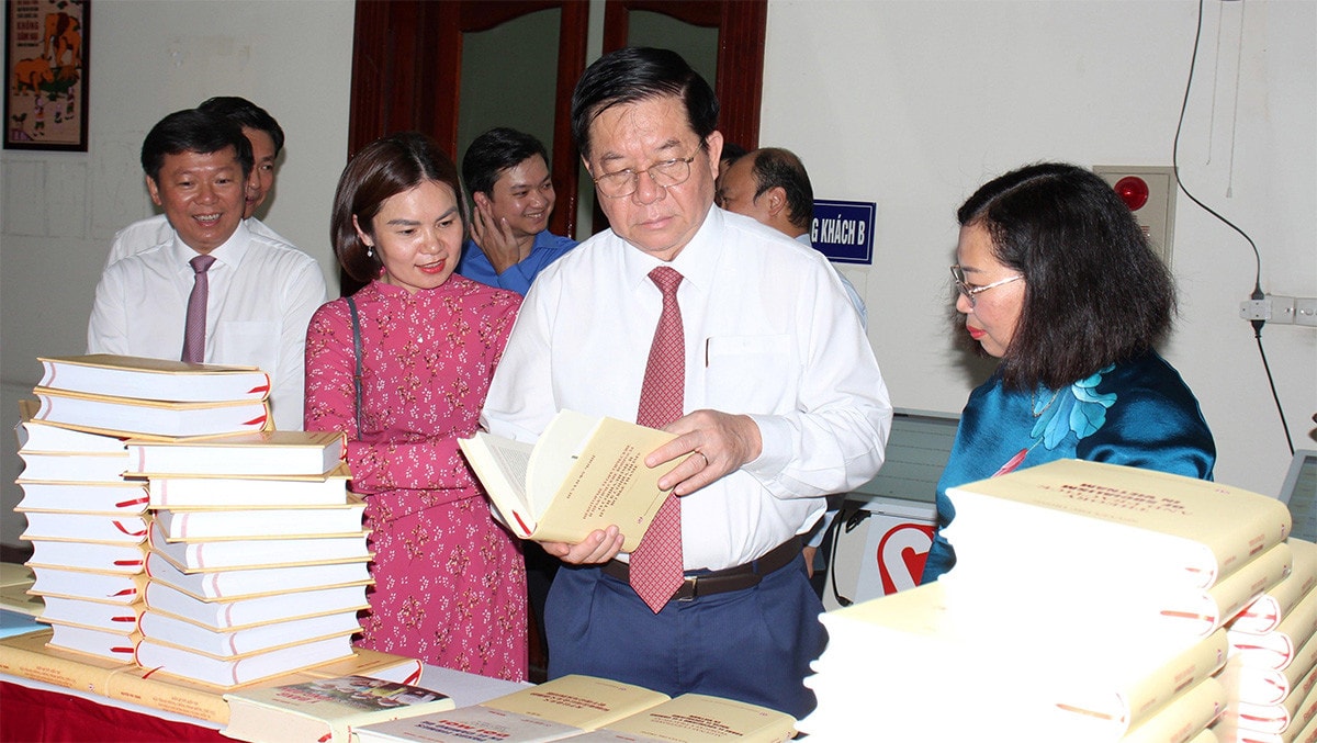Công bố cuốn sách của Tổng Bí thư Nguyễn Phú Trọng bằng 7 ngoại ngữ -0
