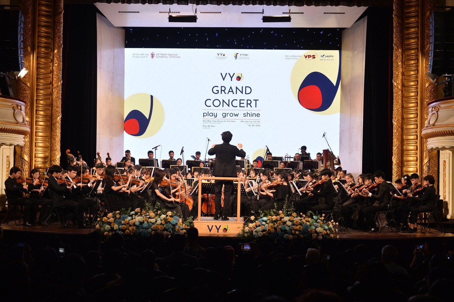 Dàn nhạc Giao hưởng trẻ Việt Nam mong muốn đem nhạc cổ điển đến với mọi người. Ảnh: VYO Hòa nhạc từ thiện khuyến học: Khi người trẻ giúp người trẻ -0