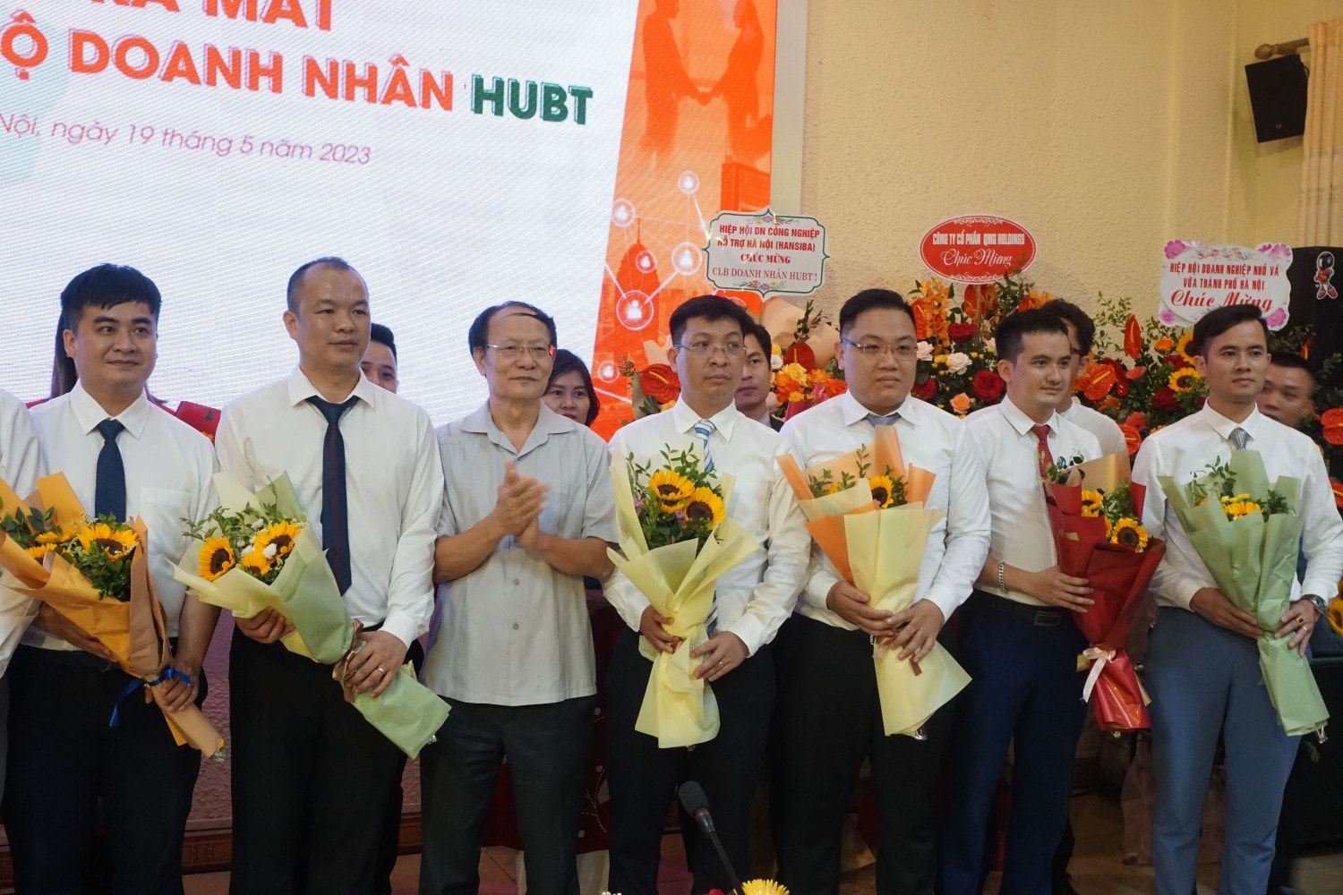 Các thành viên Ban chấp hành lâm thời của Câu lạc bộ doanh nhân HUBT (Ảnh: Nguyễn Liên) Trường Đại học Kinh doanh và Công nghệ Hà Nội ra mắt Câu lạc bộ doanh nhân -0