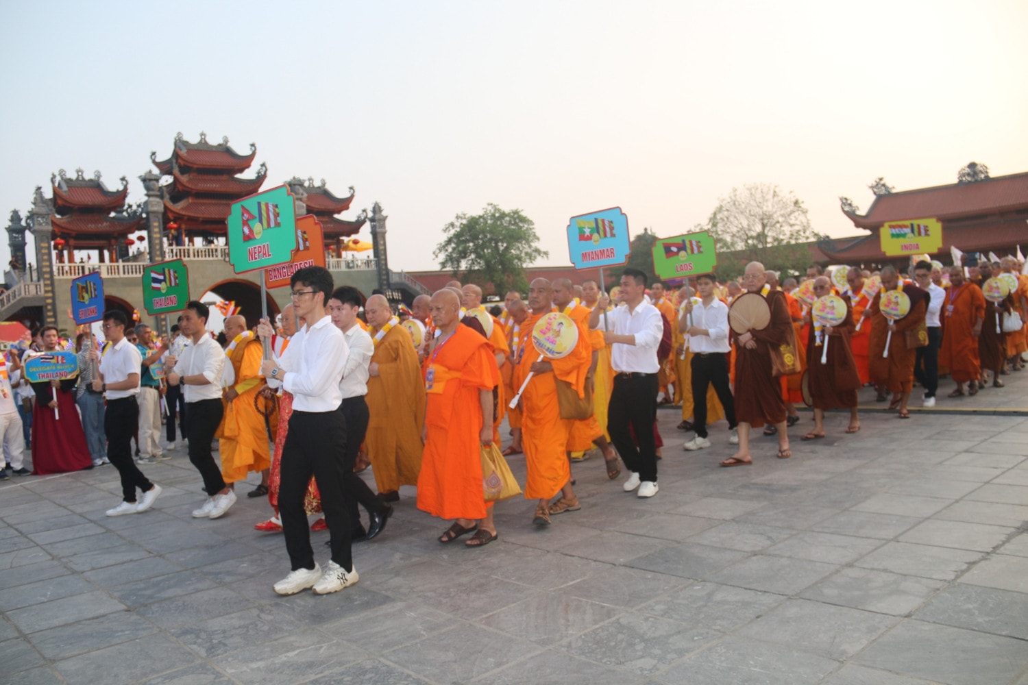 Các Đoàn đại biểu Phật giáo thế giới tham gia diễu xe hoa kính mừng Phật đản img_7063.jpg -0