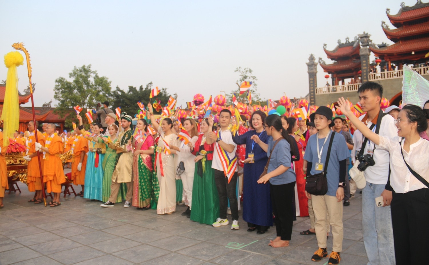 Chủ nhiệm CLB Cúc Vàng và Phật tử, Nhân dân hân hoan tham gia chương trình Diễu xe hoa kính mừng Phật đản img_7057.jpg -0