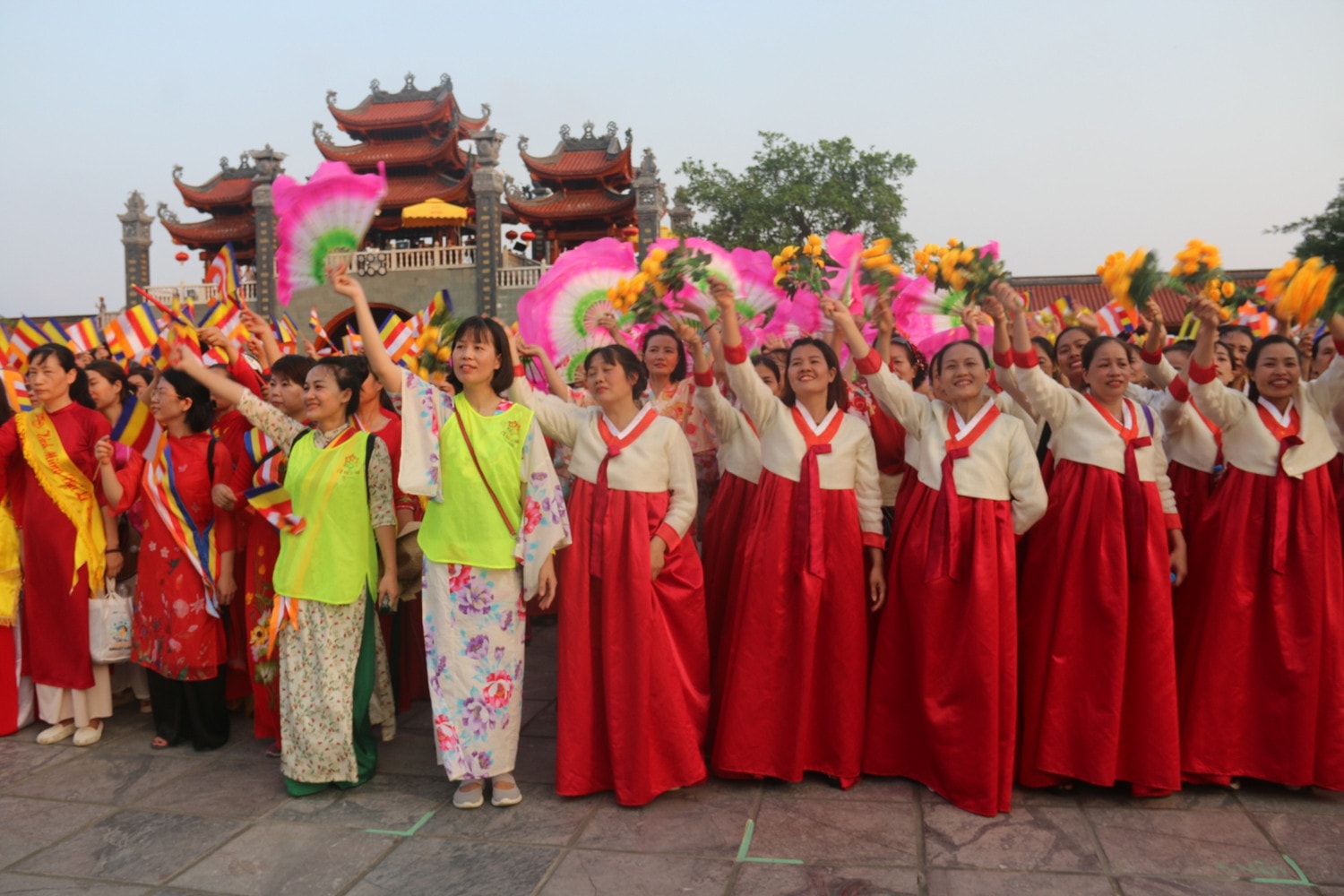 Phật tử, Nhân dân hân hoan tham gia các chương trình đặc sắc tại Đại lễ img_7061.jpg -0