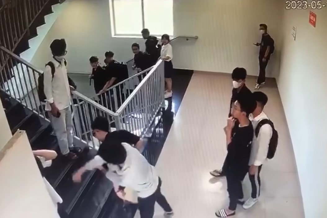 Hà Nội: Nam sinh viên bị bạn hành hung đổ máu ngay tại trường học -0