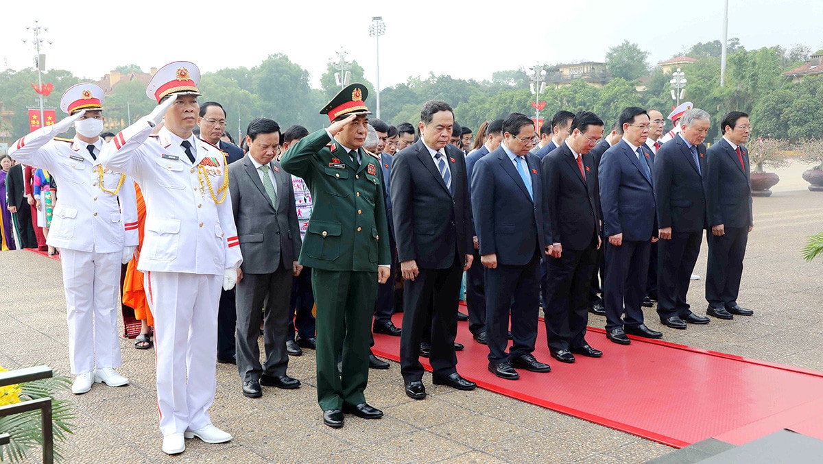 Lãnh đạo Đảng, Nhà nước, các đại biểu Quốc hội vào Lăng viếng Chủ tịch Hồ Chí Minh