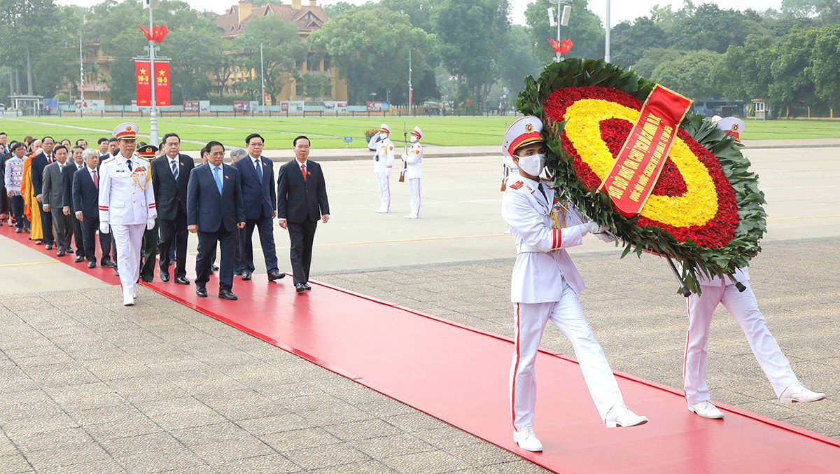 Lãnh đạo Đảng, Nhà nước, các đại biểu Quốc hội vào Lăng viếng Chủ tịch Hồ Chí Minh