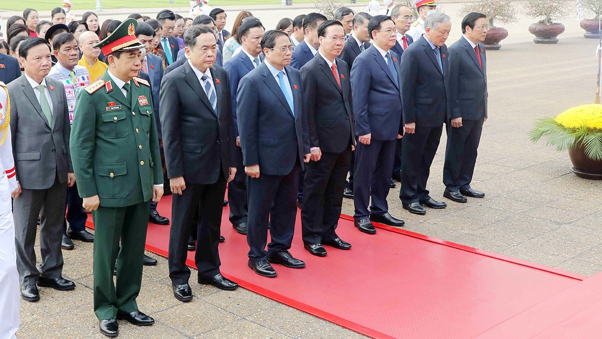 Lãnh đạo Đảng, Nhà nước, các đại biểu Quốc hội vào Lăng viếng Chủ tịch Hồ Chí Minh