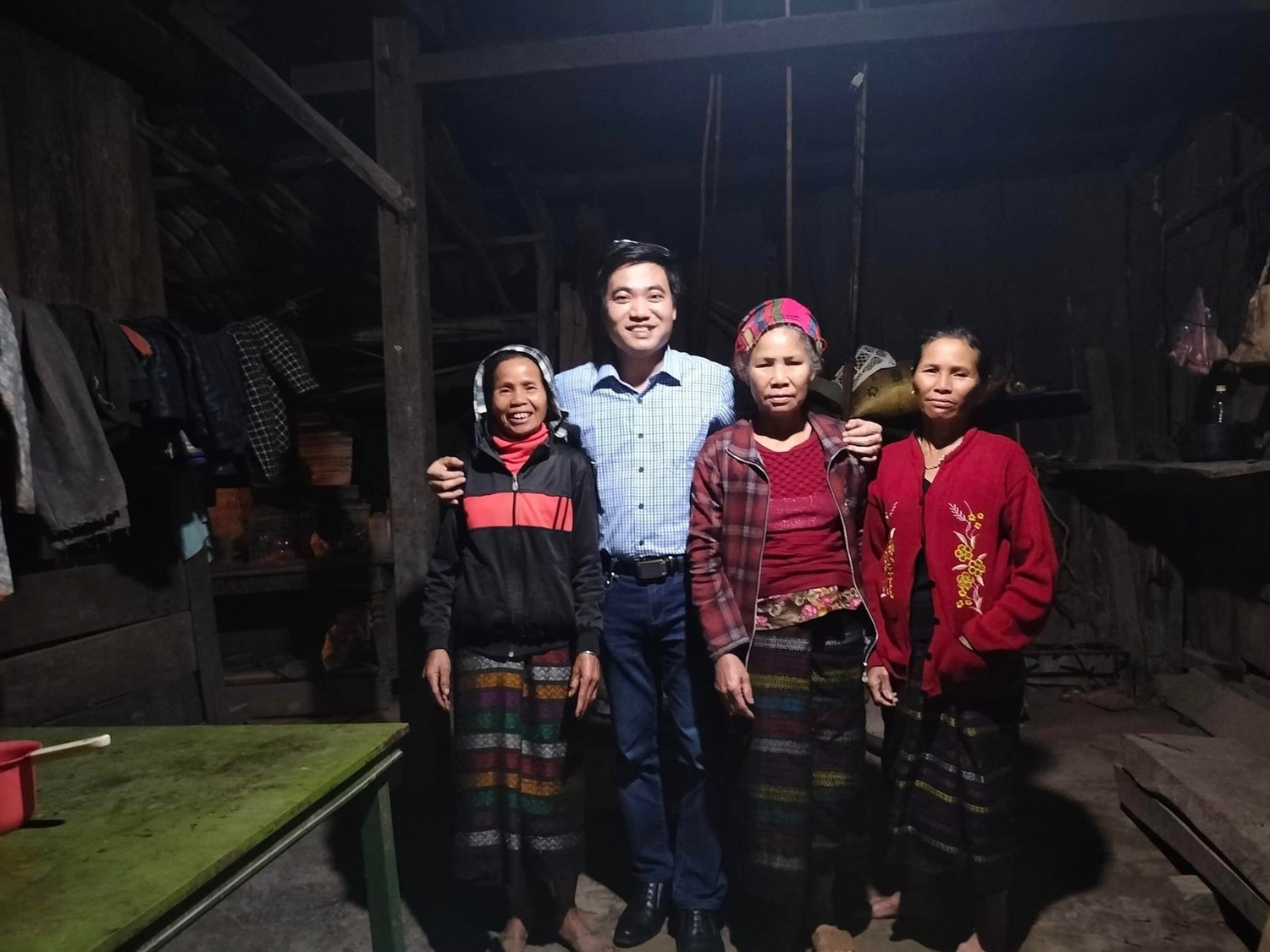 Thầy giáo vùng cao hết lòng vì học sinh nghèo, những mảnh đời khốn khó -0