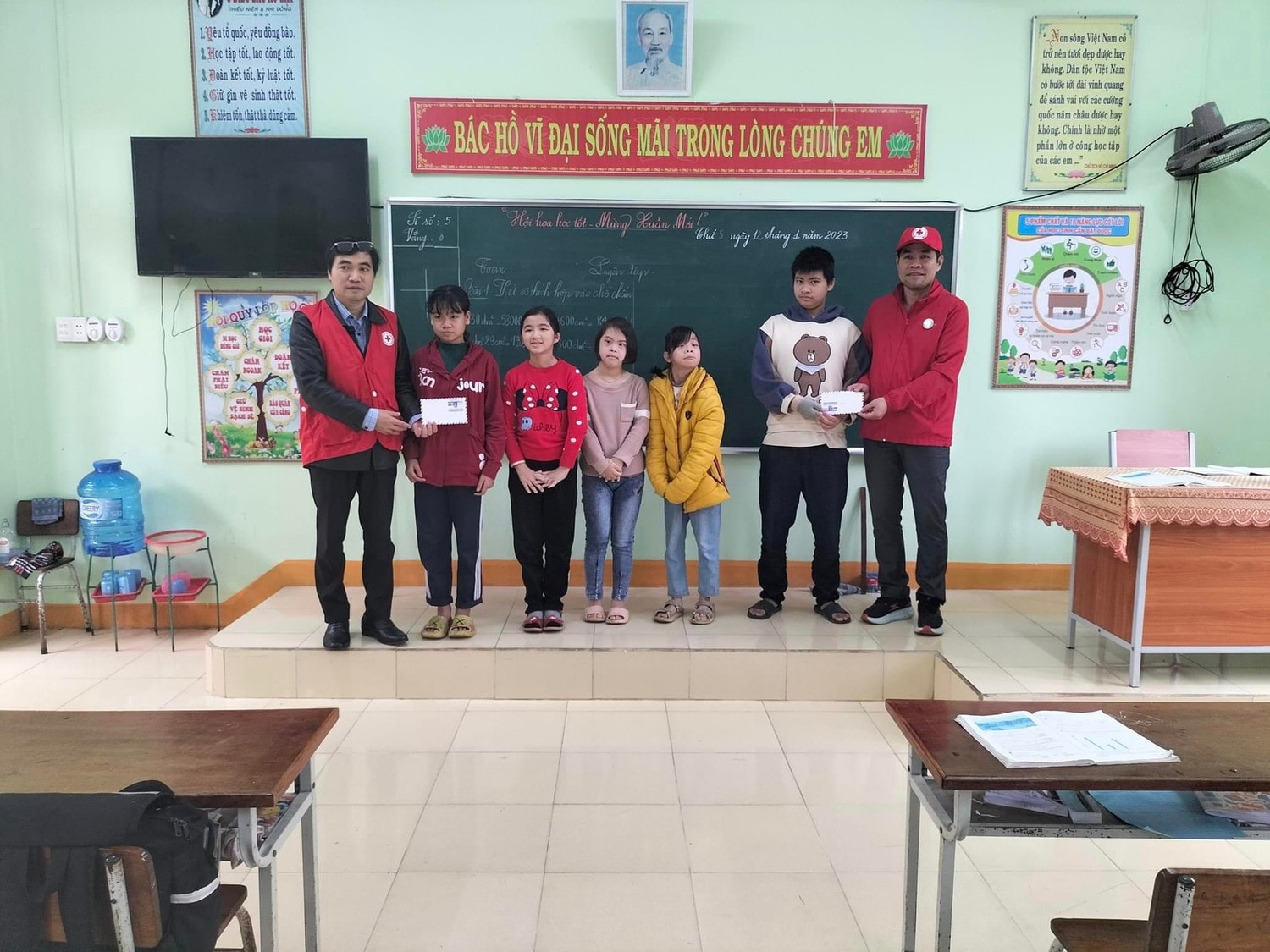 Thầy giáo vùng cao hết lòng vì học sinh nghèo, những mảnh đời khốn khó -0