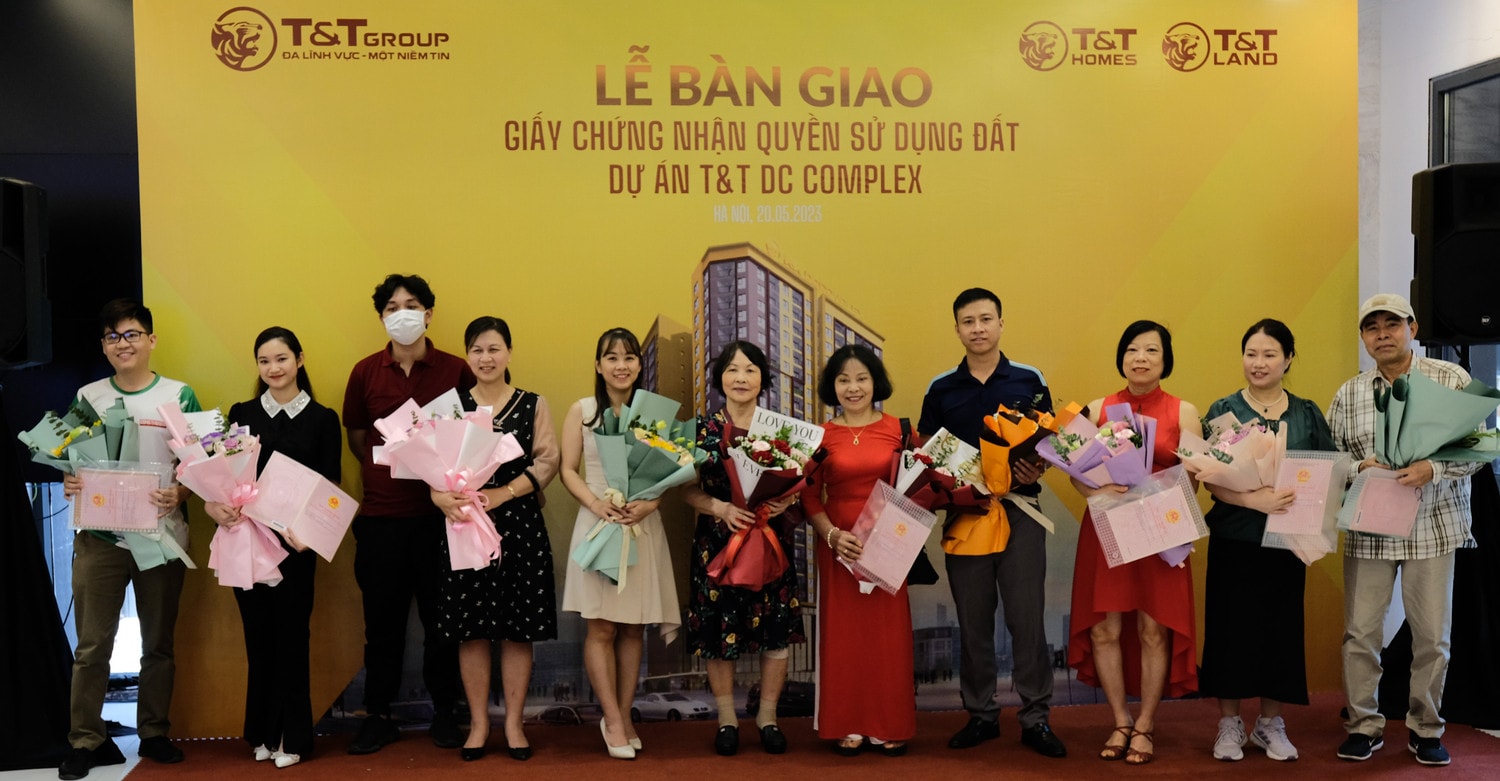 Chính thức nhận bàn giao giấy chứng nhận quyền sử dụng đất -0