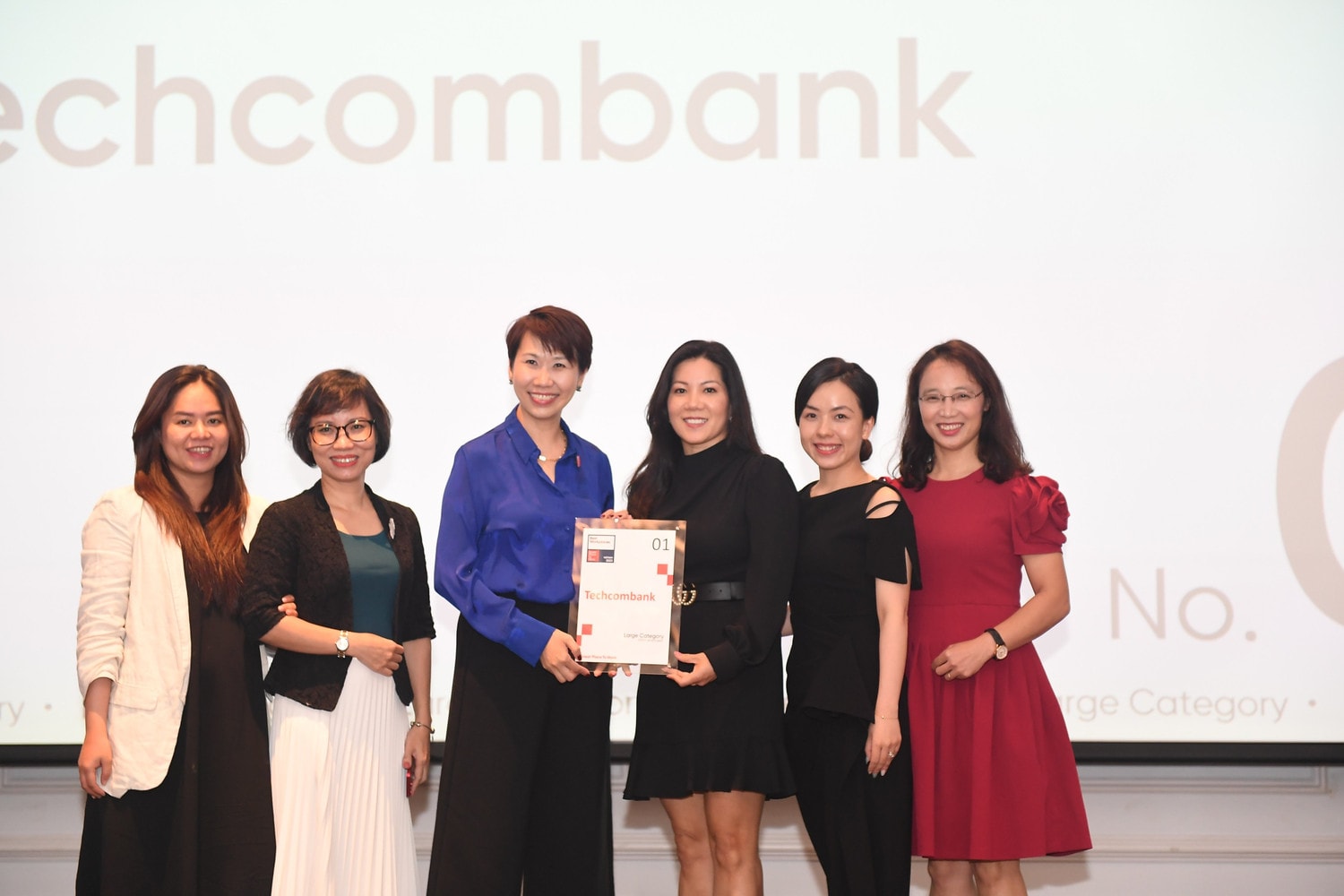Techcombank đã được vinh danh vị trí top 1 bảng xếp hạng “Nơi làm việc xuất sắc nhất Việt Nam 2023” Lộ diện ngân hàng được vinh danh nơi làm việc xuất sắc nhất Việt Nam 2023 -0