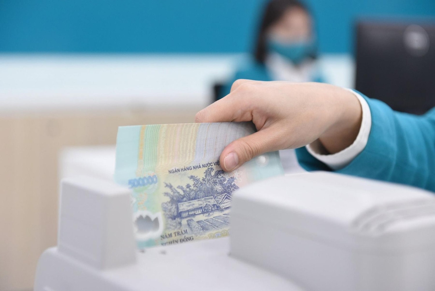 Từ ngày mai, trần lãi suất tiền gửi giảm còn 5%/năm -0