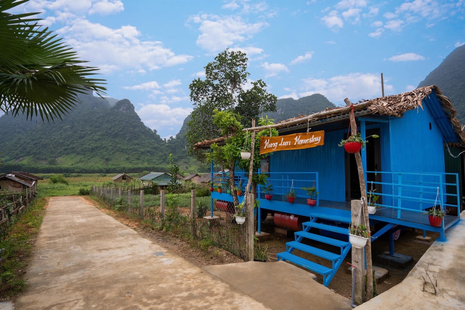 Các căn homestay dựa trên nhà phao chống lũ của chính người dân - Ảnh: Oxalis