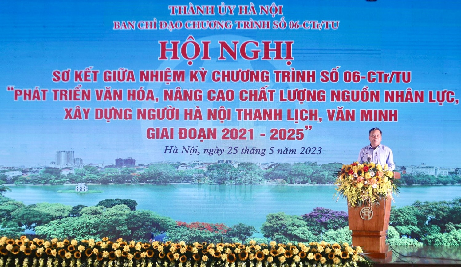 Phát triển văn hoá, nâng cao chất lượng nguồn nhân lực, xây dựng người Hà Nội thanh lịch, văn minh
