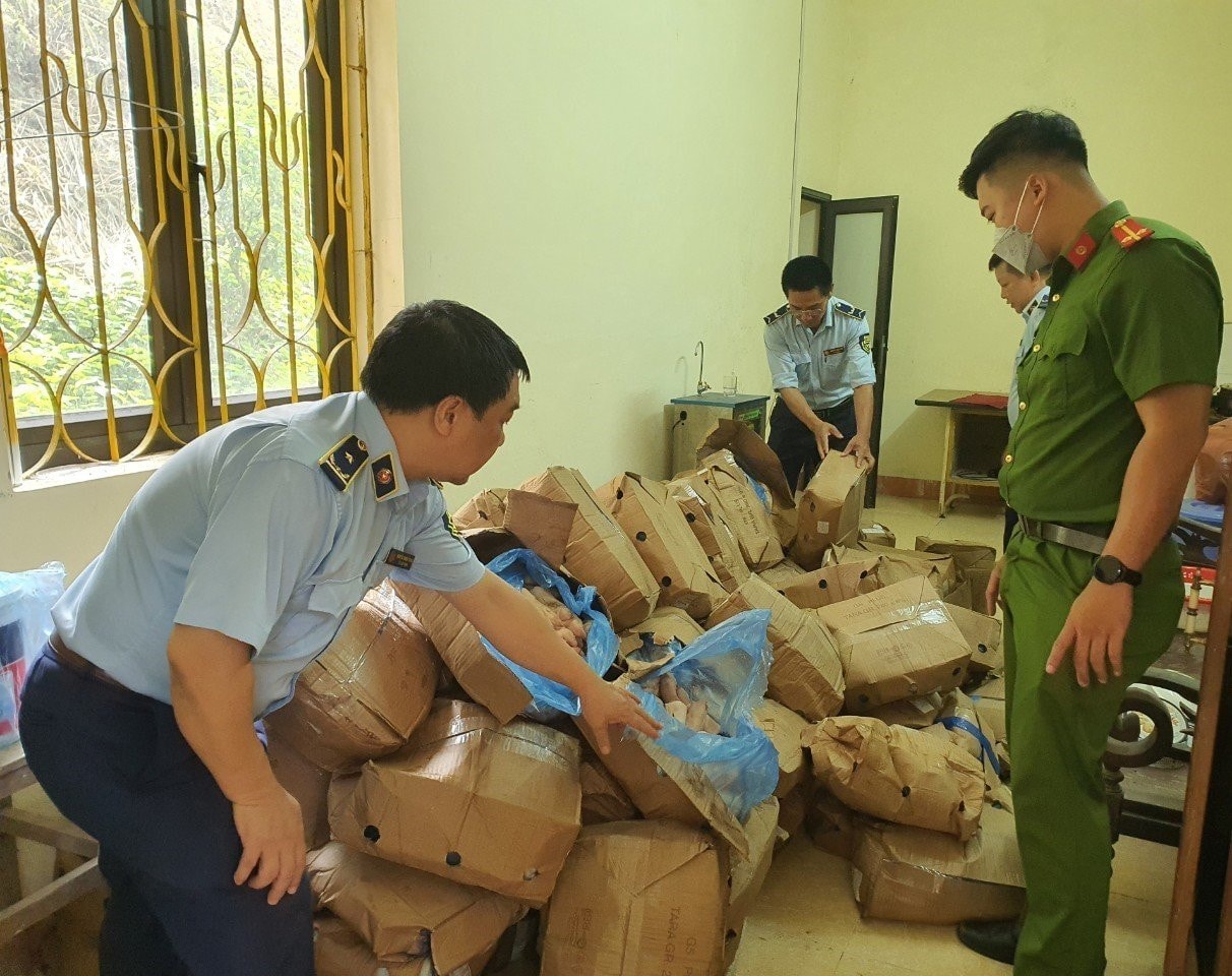 Lào Cai: Ngăn chặn 1,5 tấn thực phẩm không rõ nguồn gốc, xuất xứ -0