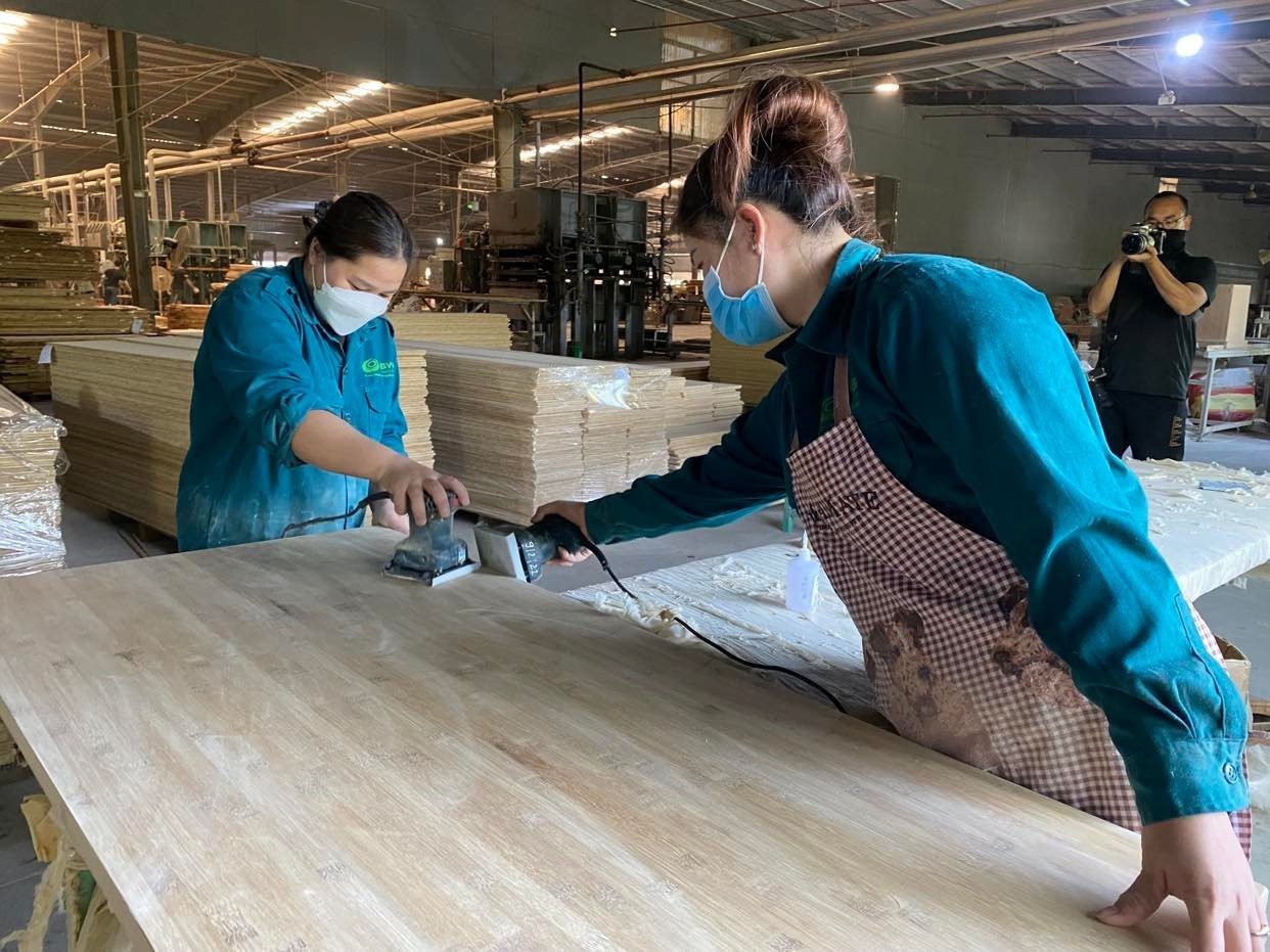 Những sản phẩm từ cây luồng được làm mặt bàn, ghế mang giá trị thẩm mỹ cao được thị trường trong nước và nước ngoài đón nhận (Ảnh: MarketTimes).