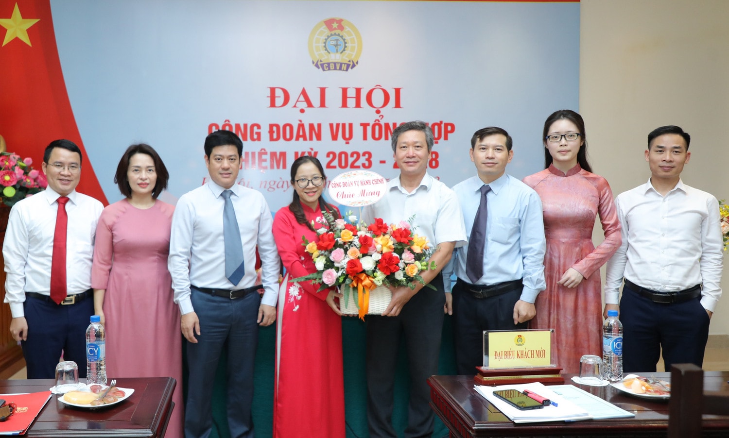 Các đại biểu chúc mừng Ban Chấp hành Công đoàn Vụ Tổng hợp nhiệm kỳ 2023 - 2028
