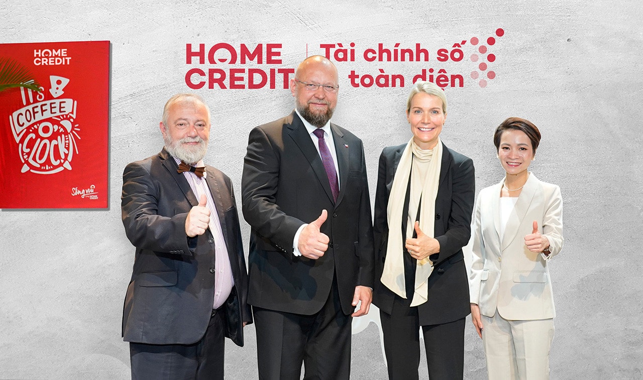 Phó Chủ tịch Hạ viện Cộng hòa Séc Jan Bartosek thăm Công ty Home Credit Việt Nam -0