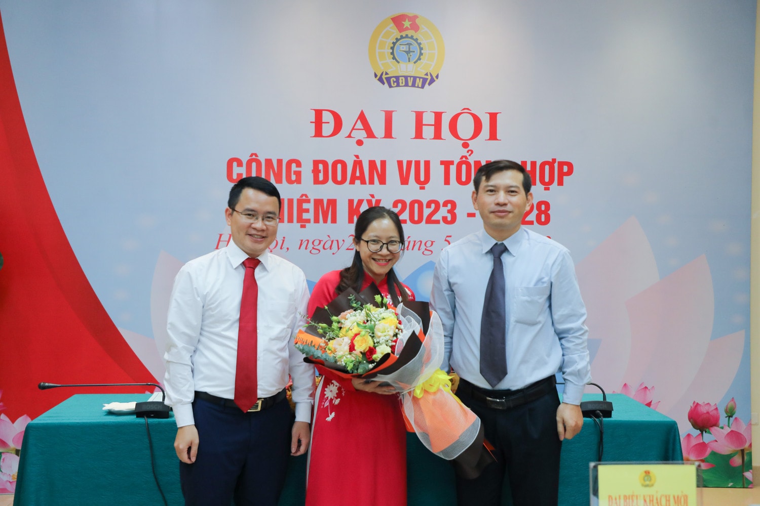 Phó Chủ tịch Công đoàn Văn phòng Quốc hội Phùng Khắc Khoa chúc mừng Ban Chấp hành Công đoàn Vụ Tổng hợp nhiệm kỳ 2023 - 2028