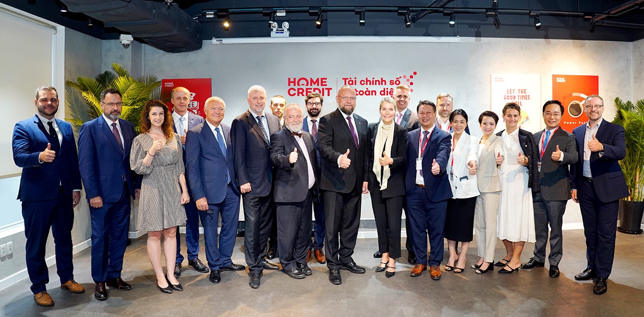 Phó Chủ tịch Hạ viện Cộng hòa Séc Jan Bartosek thăm Công ty Home Credit Việt Nam -0