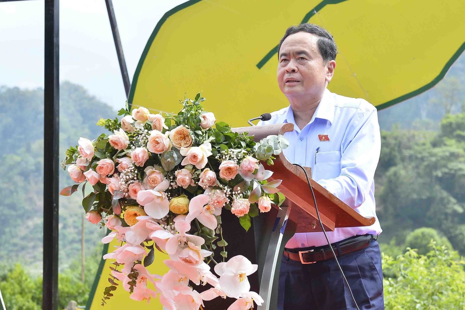 Phó Chủ tịch Thường trực Quốc hội Trần Thanh Mẫn thăm HTX và trao quà cho các hộ nghèo tại Sơn La