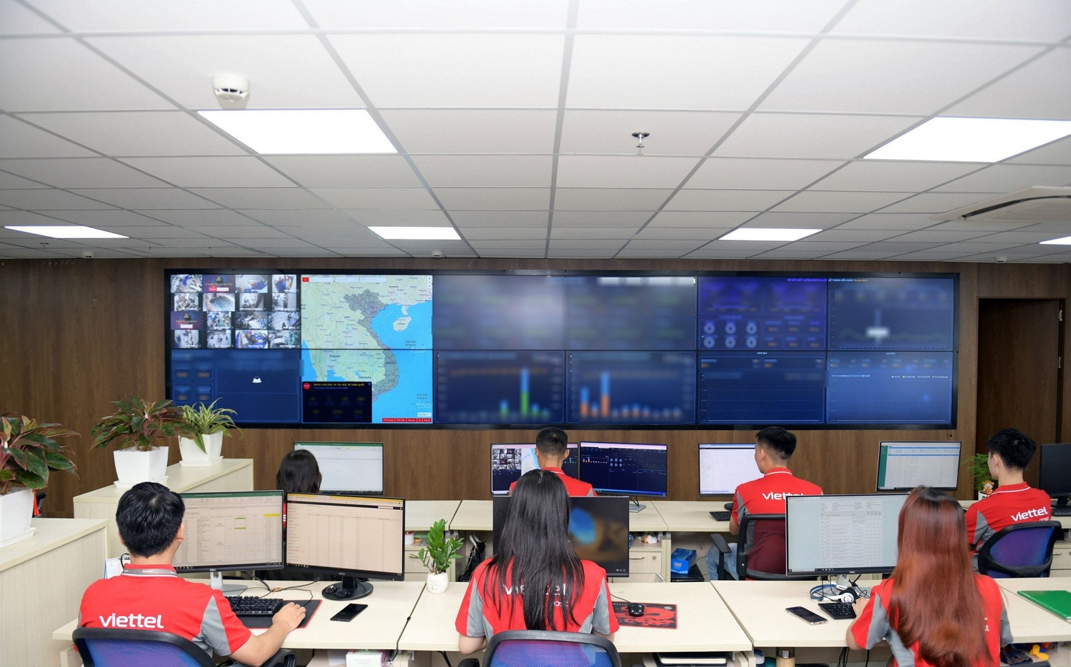Bộ phận vận hành hệ thống NOC 2 Viettel Post - đơn vị Logistics duy nhất tại Việt Nam đạt giải Vàng IT World Awards 2023 -0