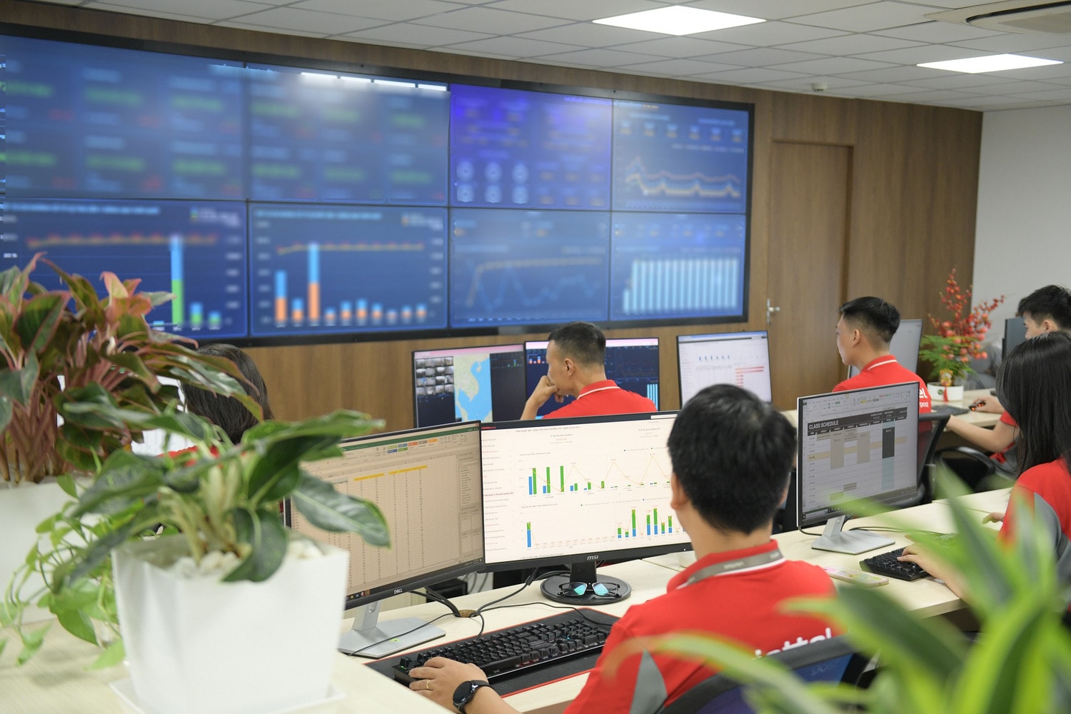 Bộ phận vận hành Hệ thống NOC 1 Viettel Post - đơn vị Logistics duy nhất tại Việt Nam đạt giải Vàng IT World Awards 2023 -0