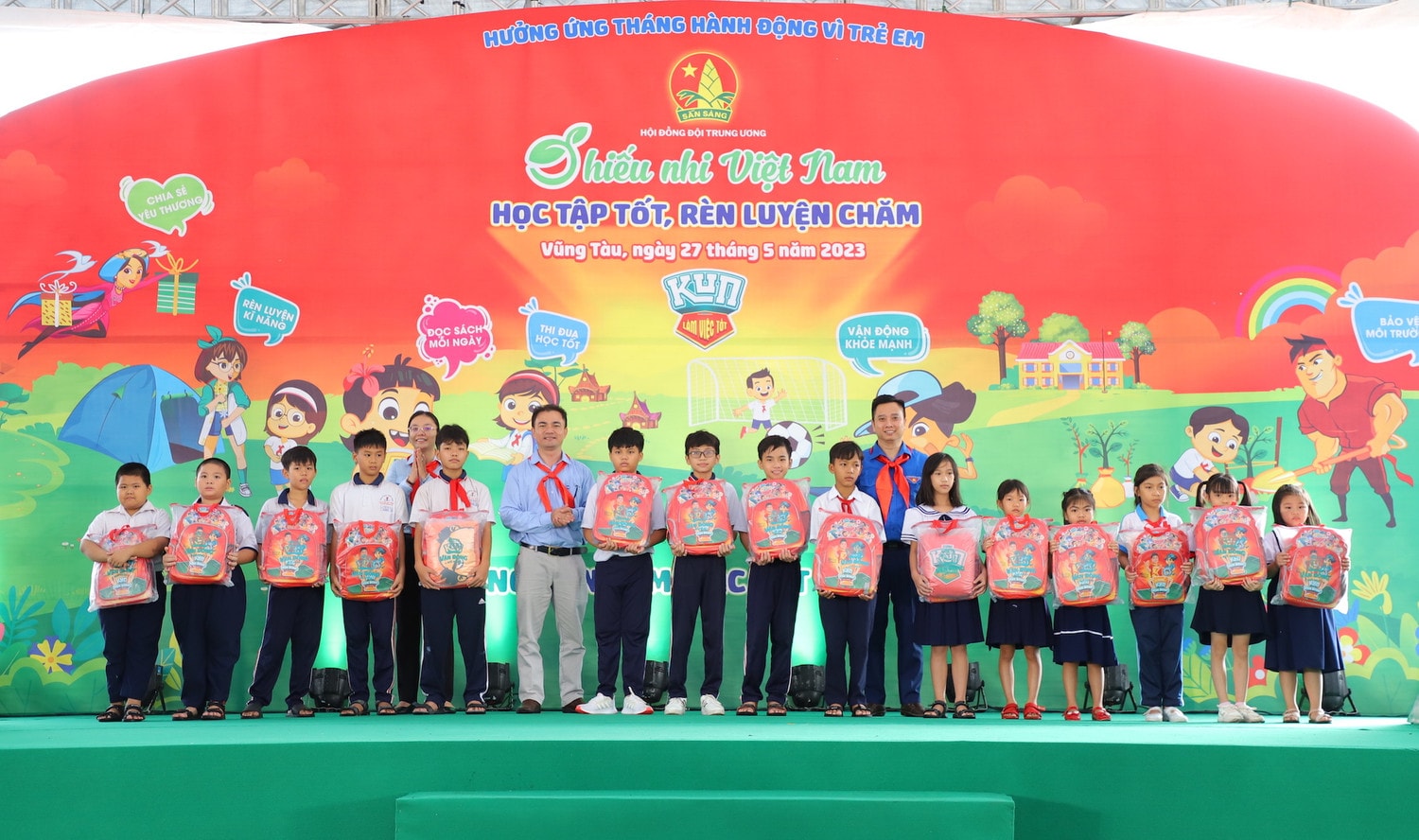 Phó Chủ tịch Hội đồng Đội Trung ương, Chủ tịch Hội đồng Huấn luyện Trung ương Lê Anh Quân (thứ 7 từ phải sang), cùng đại diện tỉnh Bà Rịa - Vũng Tàu trao học bổng tặng thiếu nhi tại Ngày hội Bà Rịa - Vũng Tàu: Trao không gian đọc sách và học bổng tặng thiếu nhi -0