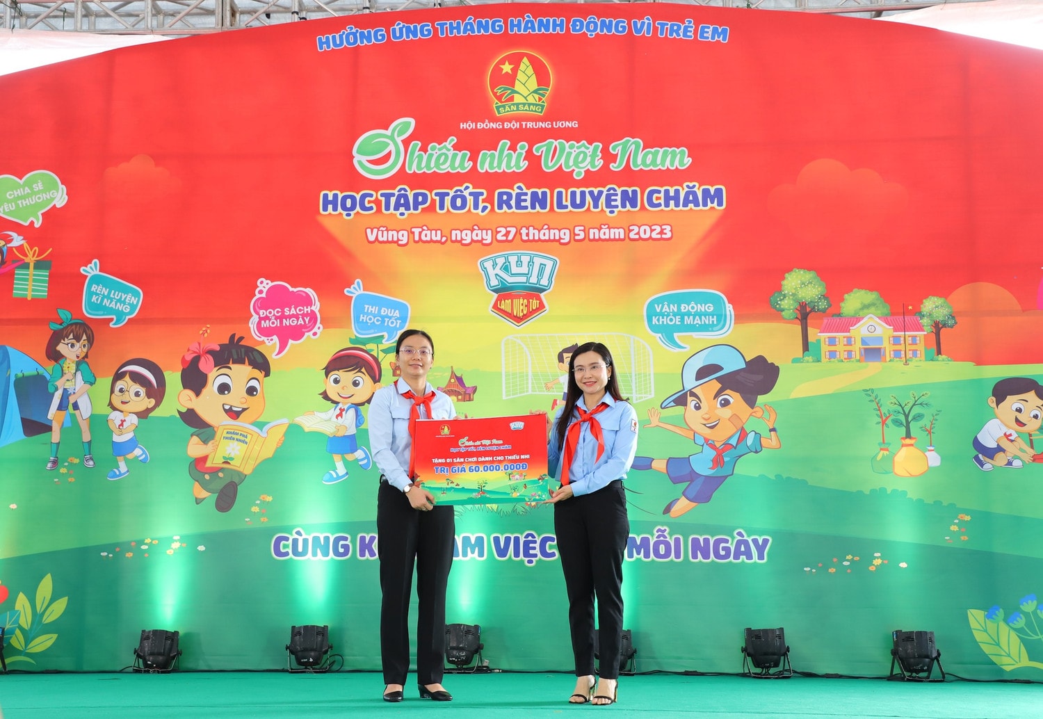 Bí thư Trung ương Đoàn, Chủ tịch Hội đồng Đội Trung ương (bên phải) Nguyễn Phạm Duy Trang trao biển tượng trưng công trình “Không gian vui chơi và đọc sách cho em” tặng đại diện Hội đồng Đội tỉnh Bà Rịa - Vũng Tàu Bà Rịa - Vũng Tàu: Trao không gian đọc sách và học bổng tặng thiếu nhi -0
