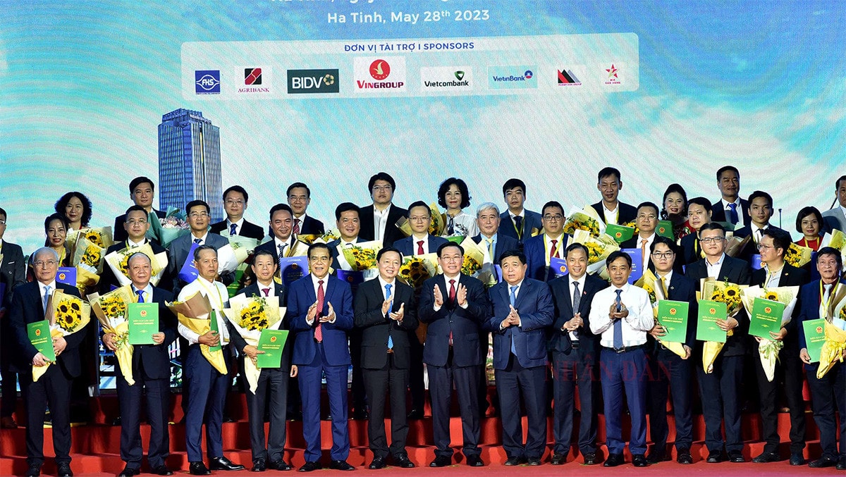 Chủ tịch Quốc hội Vương Đình Huệ: Biến thách thức thành khát vọng phát triển, sớm xây dựng Hà Tĩnh thành tỉnh khá -1