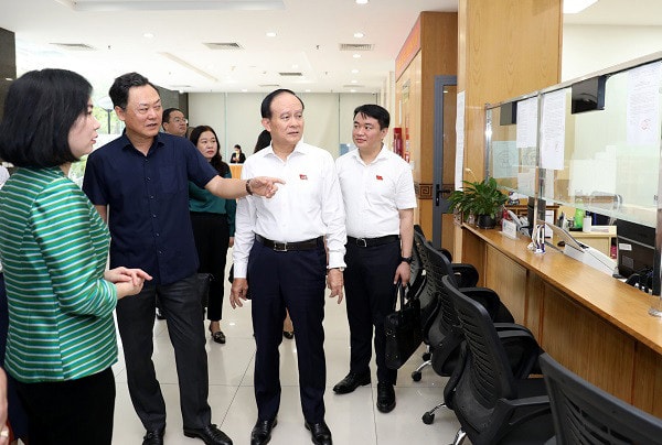 Đoàn giám sát của HĐND thành phố Hà Nội khảo sát tại bộ phận một cửa Sở Kế hoạch - Đầu tư (ảnh: P.Long)