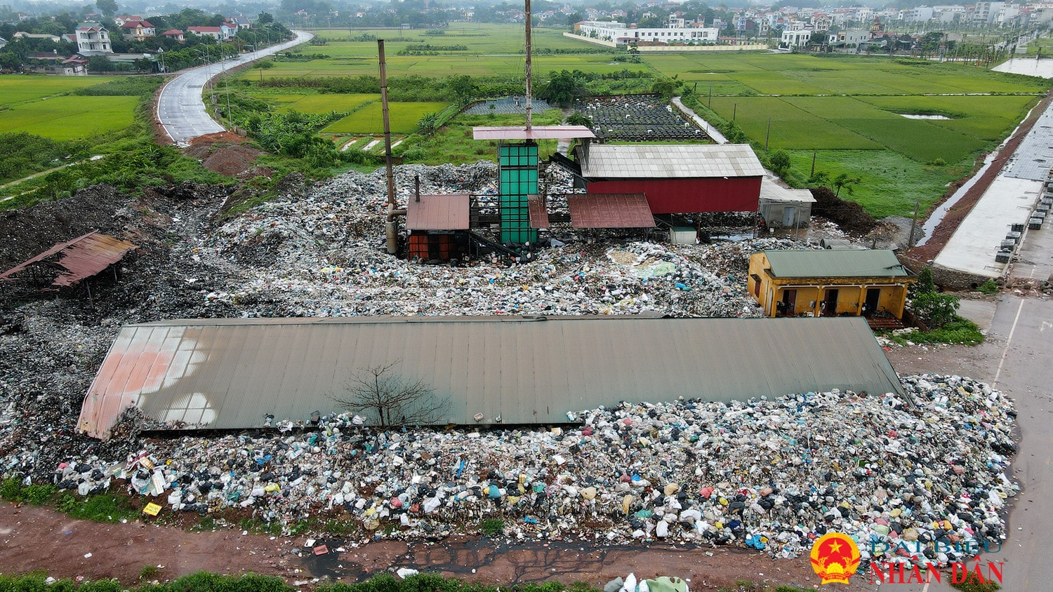 Bắc Giang: Cử tri bức xúc vì bãi rác “khủng” bốc mùi hôi thối, án ngữ giữa khu đông dân cư