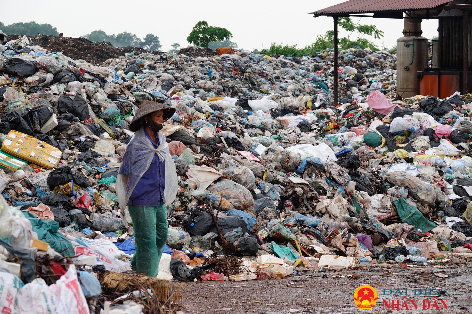 Bắc Giang: Cử tri bức xúc vì bãi rác “khủng” bốc mùi hôi thối, án ngữ giữa khu đông dân cư