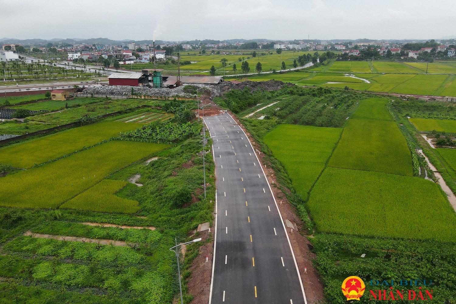 Bắc Giang: Cử tri bức xúc vì bãi rác “khủng” bốc mùi hôi thối, án ngữ giữa khu đông dân cư