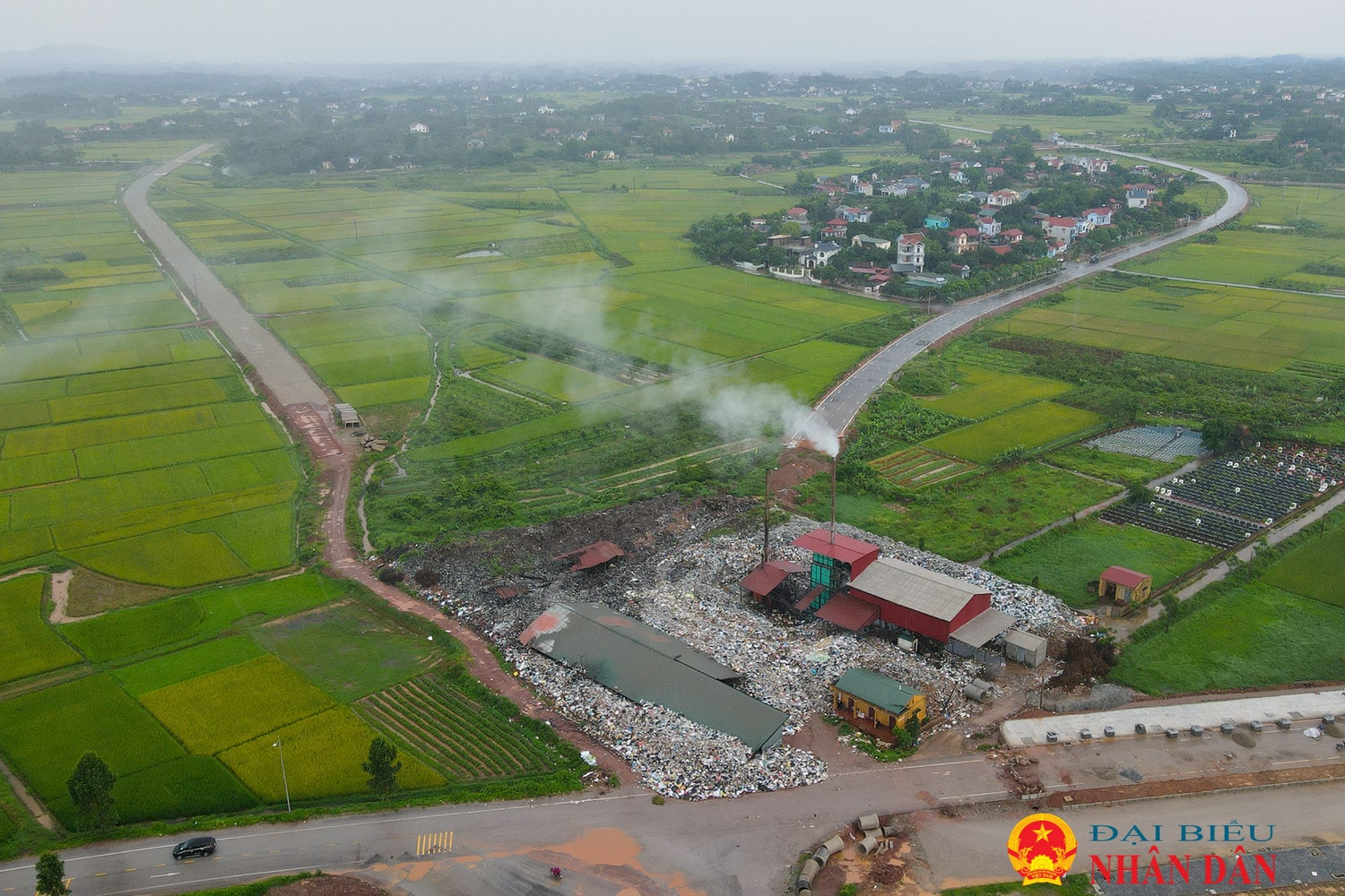 Bắc Giang: Cử tri bức xúc vì bãi rác “khủng” bốc mùi hôi thối, án ngữ giữa khu đông dân cư