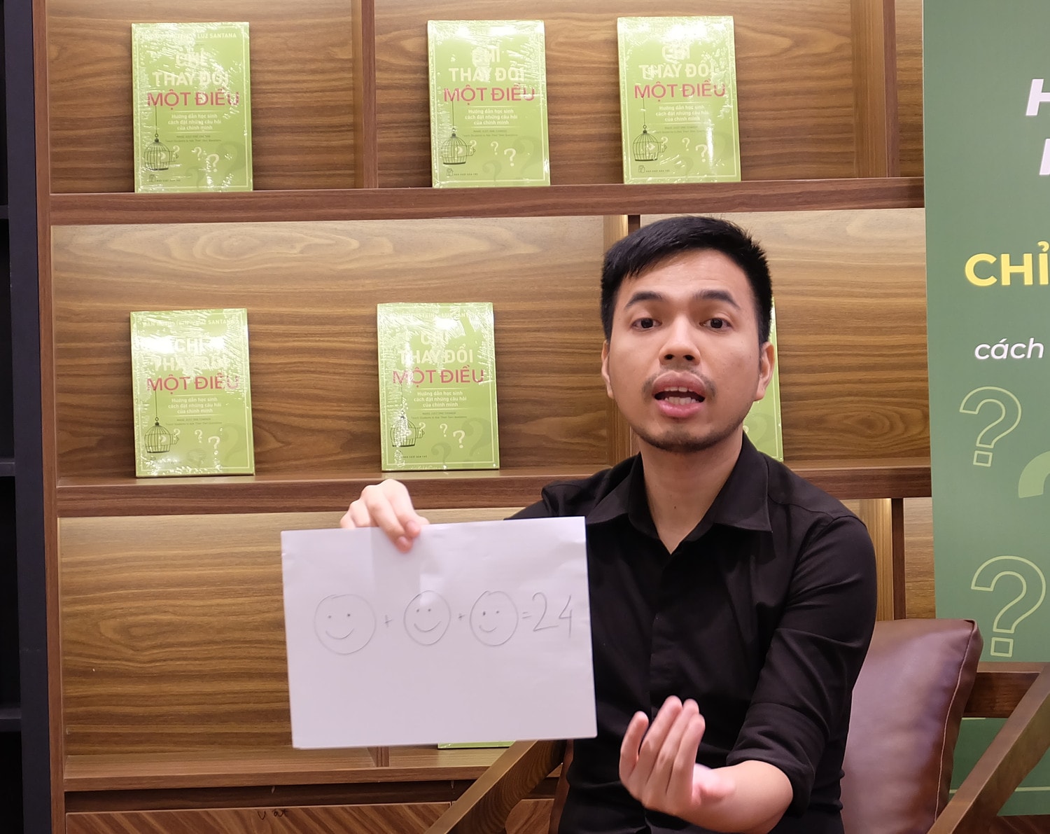 Nhà giáo Hoàng Anh Đức chia sẻ về kỹ thuật khởi tạo câu hỏi - Ảnh: Ng. Phương